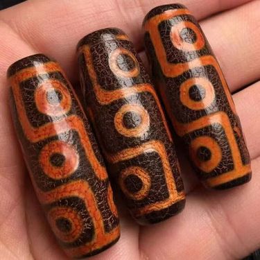 Traditional Folk Collection Of A Nine-eyed Agate Pendant With Aged Material Featuring Orange-brown Inclusions, Believed To Be Beneficial For Health._voghion.com