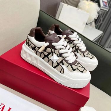 European V Family Large Size Light Luxury Pure Original Rivet Color Block Letter Small White Matsutake Thick Sole_voghion.com