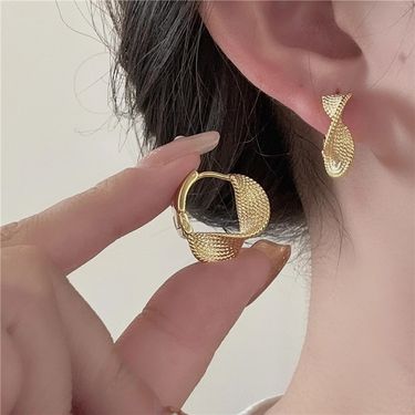 Unique Designer Twisted Circle For Women, Light Luxury Elegant Personality Fashionable Versatile Earrings_voghion.com