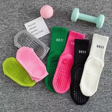 001 Women's Fitness Floor Trendy Mid-Calf Yoga Shark Pants Sports Sweat-Absorbent Breathable Pilates Socks_voghion.com