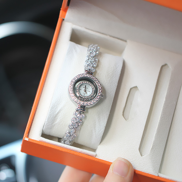 Fashionable New Women's Pointer Set English Waterproof Bracelet Watch Trendy Versatile_voghion.com