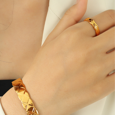 Diamond pattern ring inlaid with diamonds gold titanium steel couple rings_voghion.com