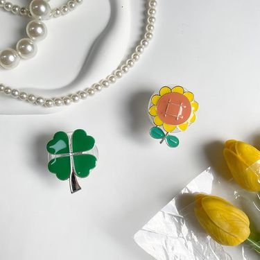 Instagram phone airbag with electroplated four leaf clover alloy sunflower desktop lazy support bracket on the back_voghion.com