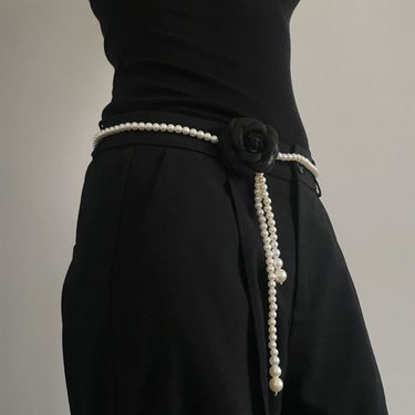 Instagram style black white camellia belt accessories with a luxurious versatile floral pearl waist chain and skirt_voghion.com