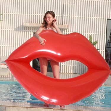 Giant Red Lips Inflatable Floating Bed for Pool Party and Vacation Fun_viptrois.com