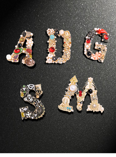 Designer vintage fashion rhinestone Pearl monogram corsage high-grade Brooch coat coat pin_voghion.com