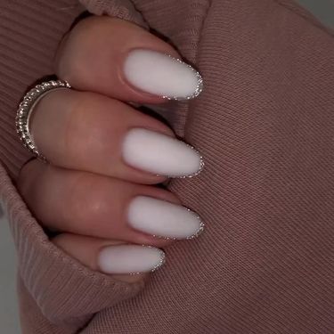 Stylish and minimalist style white round head glittering powder, wearing nail polish, finished product_voghion.com