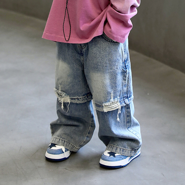 2023 autumn new Korean version children's patchwork perforated casual boys' jeans baby loose pants trend_voghion.com