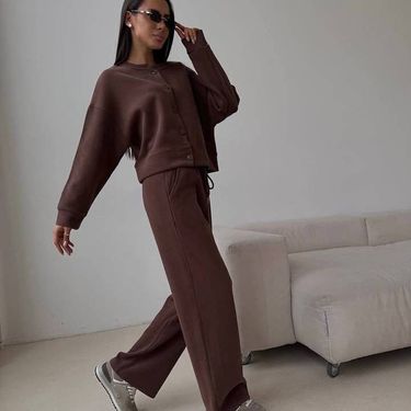 "Women's Cropped Crewneck Tracksuit Set – Slim-Fit Pullover & Tapered Pants – Lightweight Streetwear (Brown/Grey/White/Black/Red)"_voghion.com