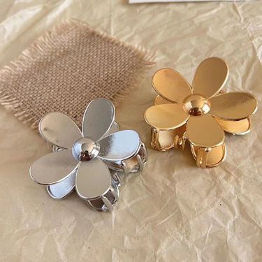 Large flower grab clip, glossy metal clip, five-petaled flower, white-collar hair grab, hairpin, ponytail, and shark clip._voghion.com