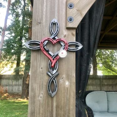Cross-border new heart-shaped natural horseshoe cross garden courtyard ornaments pendant decorative metal crafts_voghion.com