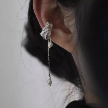 Cool And Stylish Heavy Craft Asymmetric Pearl Tassel Ear Clips Fashionable Versatile Niche Palace Style Light Luxury_voghion.com