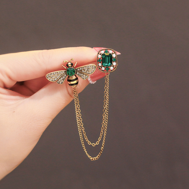 Designer Bee Tassel Brooch Vintage Personality Chain Emerald corsage Collar Pin Suit Jacket Pin accessory_voghion.com