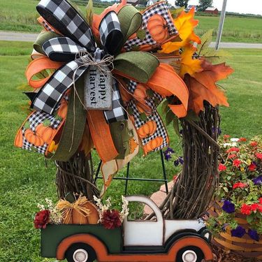 Decorative Door Wheel Disc Pinecone Truck Wreath Hanging Ornament_voghion.com