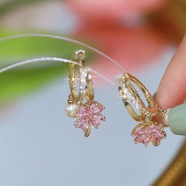 Pink four leaf flower pearl for women, light luxury, high-end sense, fashionable temperament, ear buckles, new trendy_ipsvogv.com