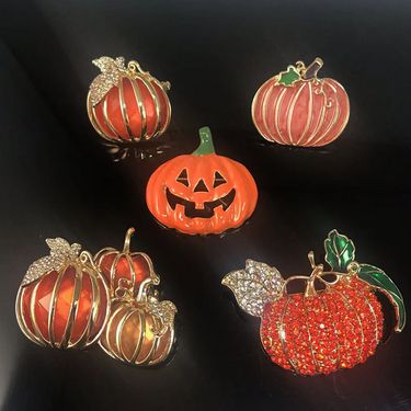 Hot selling Halloween creative festival diamond studded painted orange red pumpkin brooch_viptrois.com