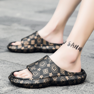 Men's Slippers Are Trendy and Worn Outside. in Summer, One Line Slipper with Thick Soles Feels Like Stepping on Feces._voghion.com