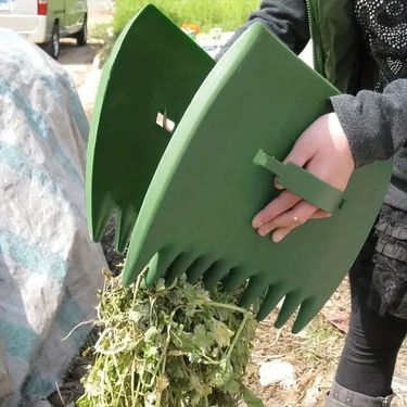 Outdoor Leaf Plastic Rake For Collecting And Organizing Garden Maple Leaves_voghion.com
