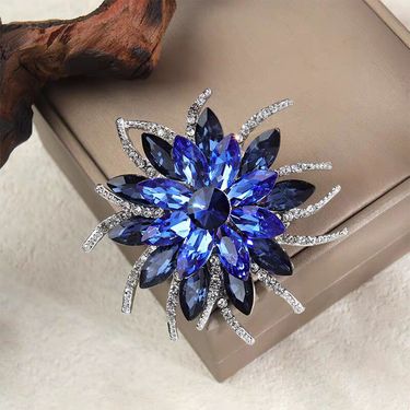New brooch for women temperament crystal pin brooch fashion niche design suit coat accessories_voghion.com