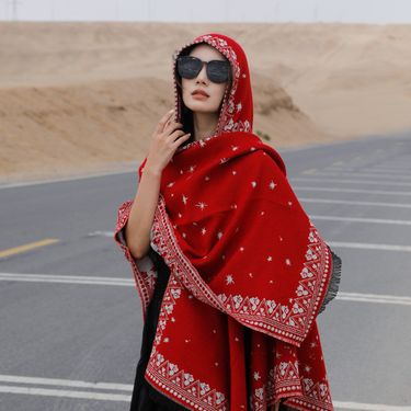 Ethnic style hat, shawl, split cape, Qinghai grassland, northwest tourism, taking photos, keeping warm, wearing a cloak_voghion.com