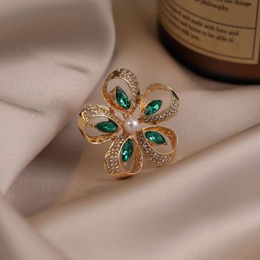 New Petal Anti-light Brooch, High-end Sense Of Light Luxury, High-end Temperament Clothes Pin Accessories Fixed Suit Corsage_voghion.com