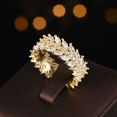 Cao Shifeng's Luxurious Willow Leaf Ring Exudes And Cool Vibe, With Dense Circle Of Inlaid Index Finger Rings That Exude_voghion.com