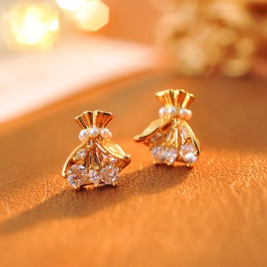 Women Earrings Fashionable Fairy Handheld Flower Pearl Niche Design Ultra Shiny Personality High-End Earrings_voghion.com