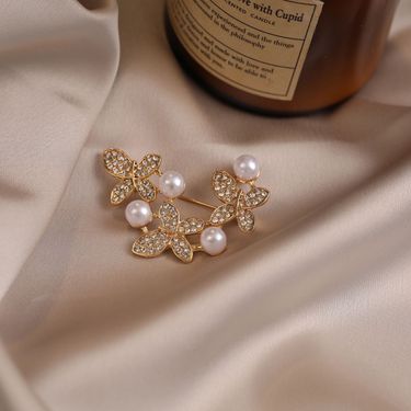 Pearl New Temperament Versatile Corsage Suit Exquisite Fashion Clothes Anti-light Pins Accessories Brooch_voghion.com