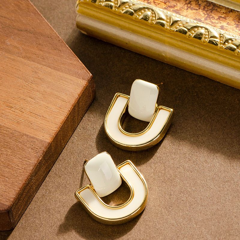 Elegante e raffinato smalto geometrico a goccia francese per donne con un senso di lusso, stile minimalista bianco e fresco._voghion.com