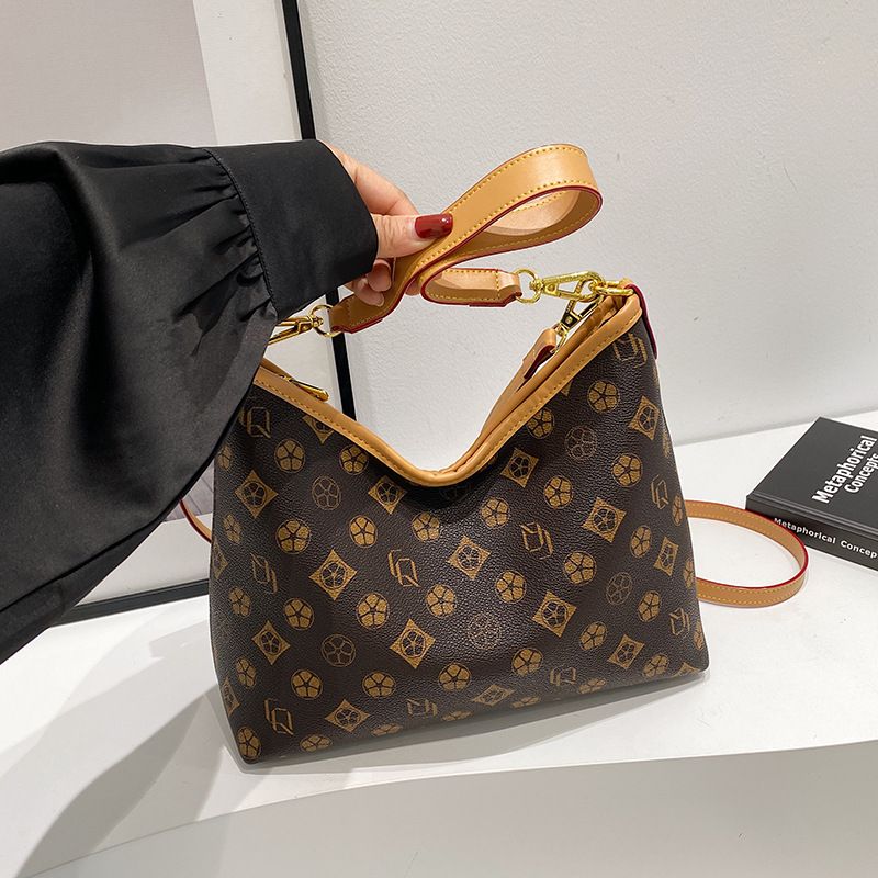 Borsa a tracolla da pendolare di alta qualità, classica, in morbida pelle, versatile, di grande capacità, con tracolla testurizzata_voghion.com
