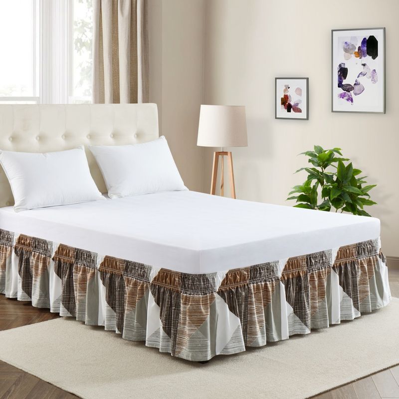 Graubrauner, abgenutzter Bettrock, einteilig, elastisch, plissiert, Bettschürze, Hotelleinen, Nachttischrock_voghion.com