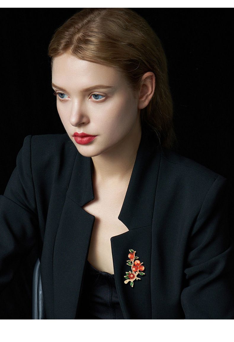 Spilla in vetro di lusso squisita da donna di alta qualità in stile cinese con cachi Ruyi, accessori per cardigan con fiori sul petto e temperamento_voghion.com