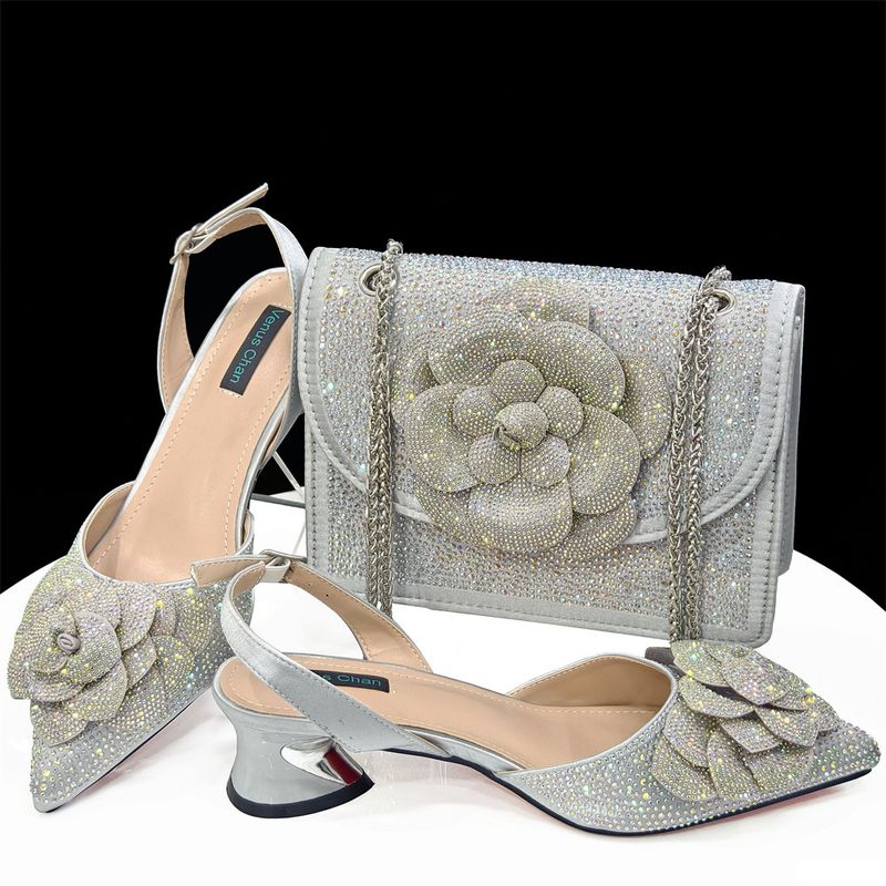 Schwarz+Goldene spitze High Heels gepaart mit quadratischen Schultern und floralem Dekorations-Schuhtaschen-Set für Damen_voghion.com