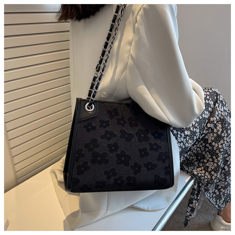 Grand sac jacquard en soie de grande capacité pour femmes, sacoche à bandoulière large, fourre-tout assorti à la mode, nouvelle collection 2023_voghion.com