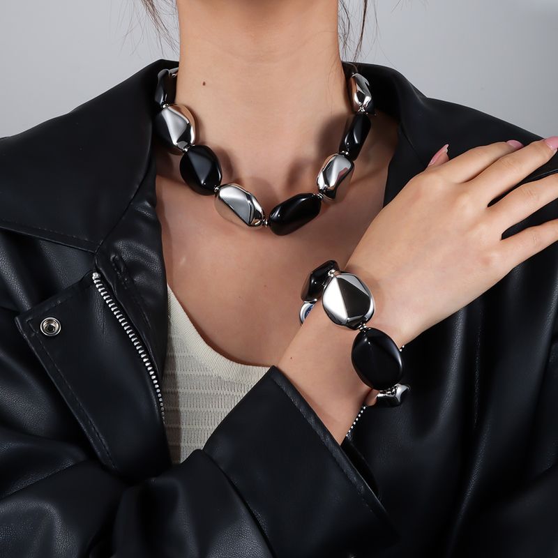 Collana con clavicola, perline grandi ed esagerate, in acrilico irregolare, semplice e suggestiva._voghion.com