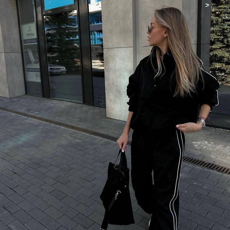 Felpa con maniche a righe alla moda da donna e set casual con cerniera e pantaloni lunghi per le donne_voghion.com