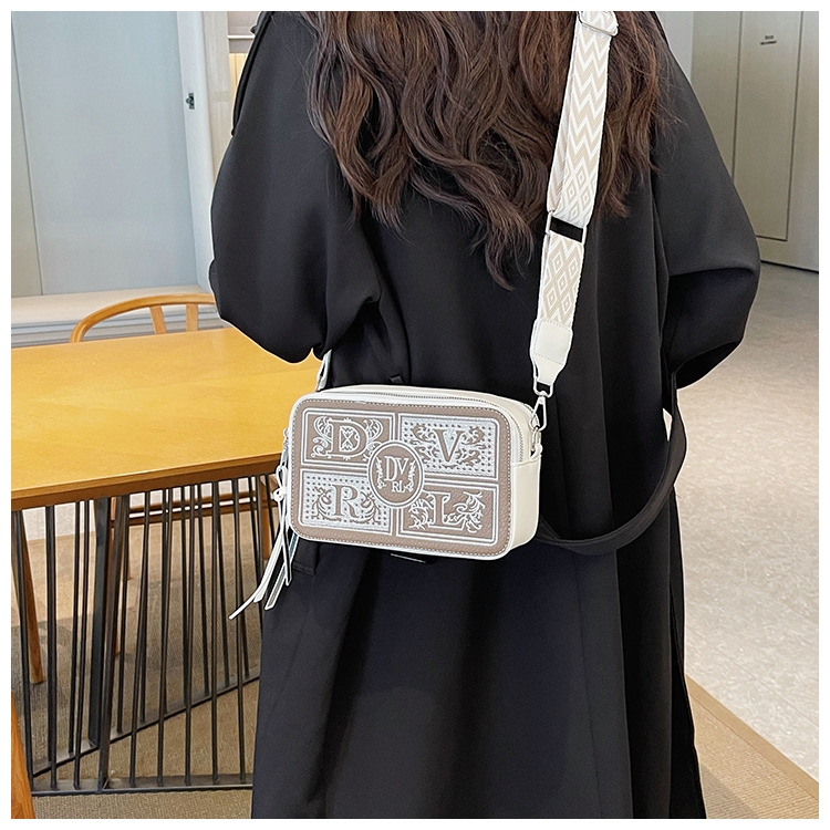 Sac pour appareil photo brodé de conception de Niche pour femmes, nouveau style transfrontalier, petit sac carré haut de gamme, sacs à bandoulière polyvalents, 2024_voghion.com