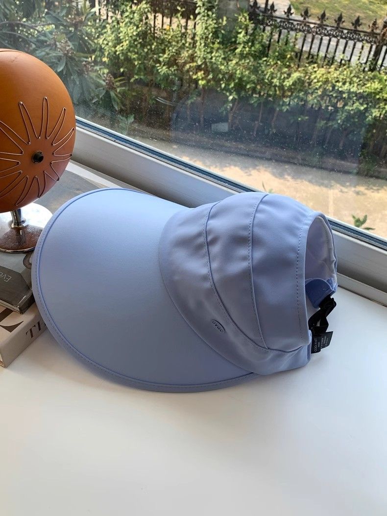 Cappello da sole per esterni in seta ghiacciata, con coda di cavallo alta e a mezza altezza, con viso piccolo e tesa larga, sensazione di freschezza_voghion.com