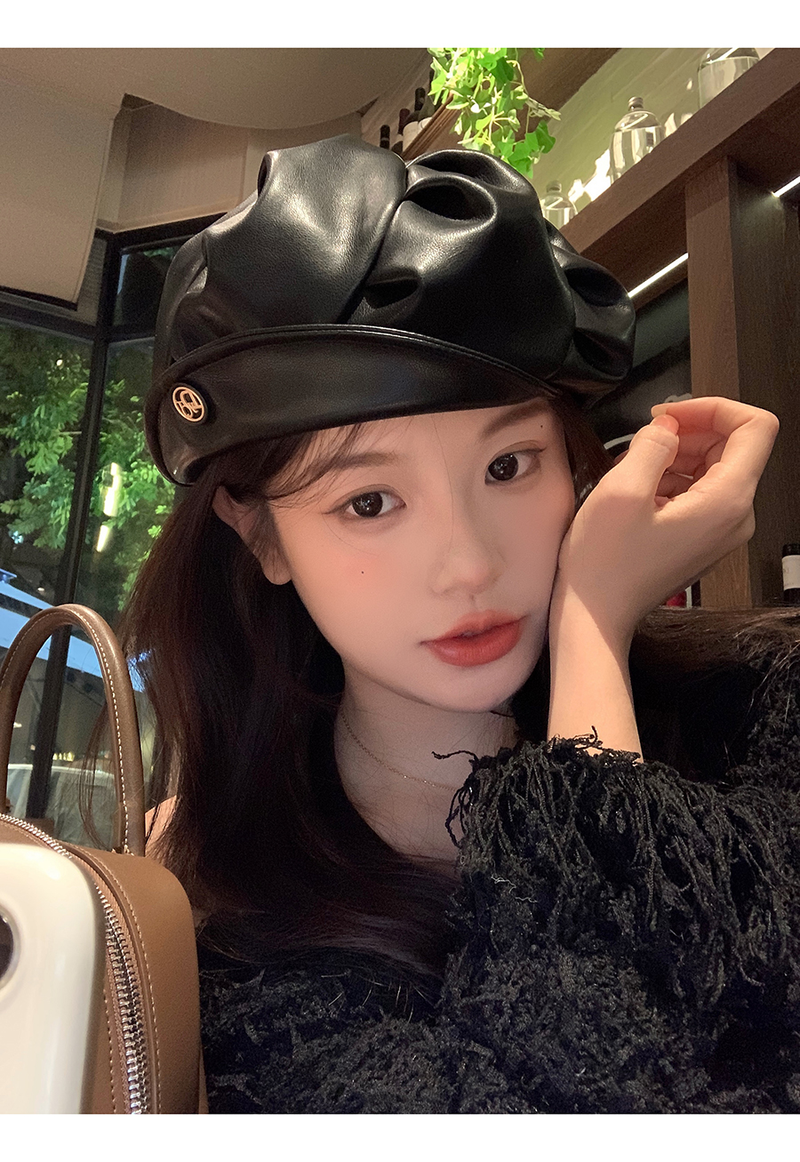 Berretto in pelle nera di alta qualità per l'etichetta di moda di strada femminile, pieghettato ed elegante, che mostra temperamento, pittore di gemme_voghion.com