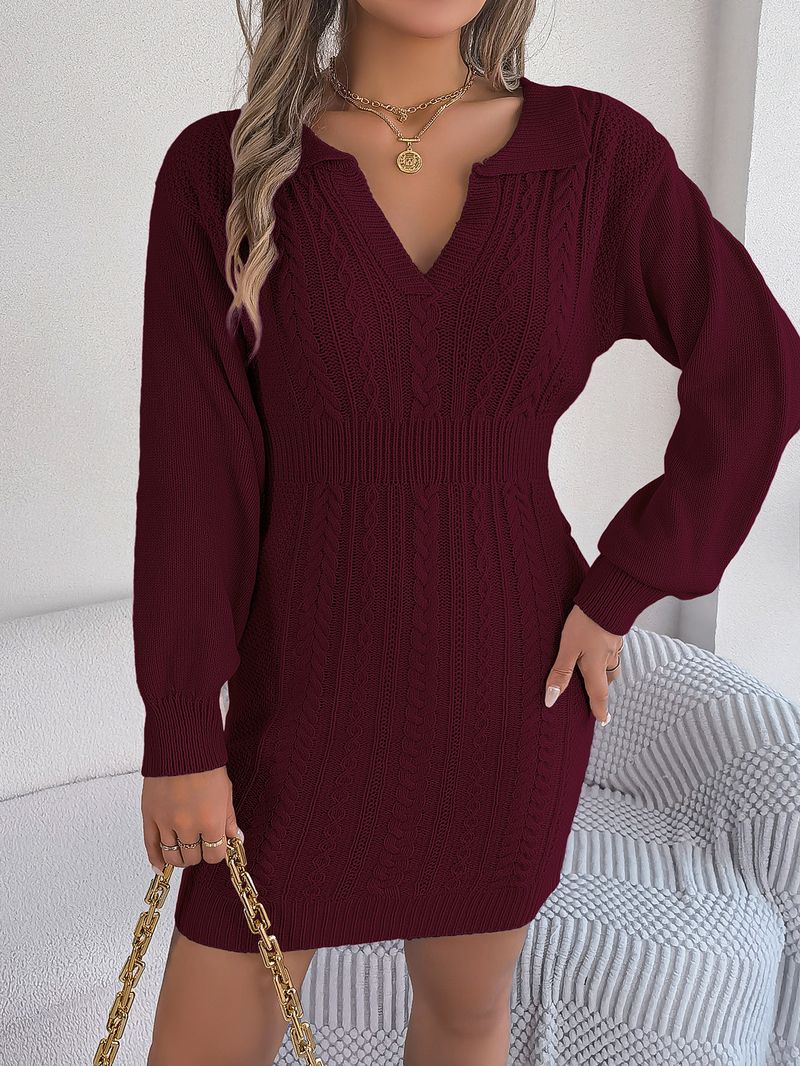Abito in maglia aderente con maniche a lanterna e scollo a cuore, autunno inverno 2024, moda donna_voghion.com
