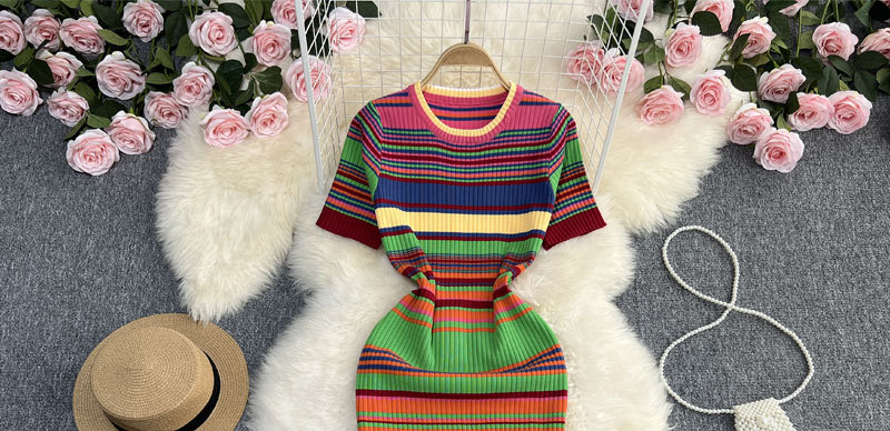 Abito estivo da donna a maniche corte in stile signorile a maniche corte con scollo rotondo a righe arcobaleno che dimagrisce il vestito che copre i fianchi lavorato a maglia di media lunghezza_voghion.com