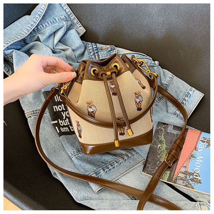 Frauentaschen Stickerei Thread Hand Bär 2024 Neue Mode Nische Schulter Messenger Bag weiblich_voghion.com