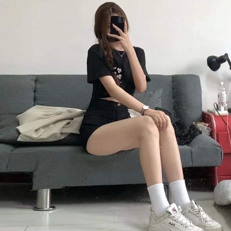 Siyah yüksek belli denim şortlar kadınların sıkı elastik kalçaları, zayıflatıcı ve seksi. Baharatlı kızlar sıcak A kesim kalçalara sahip_voghion.com