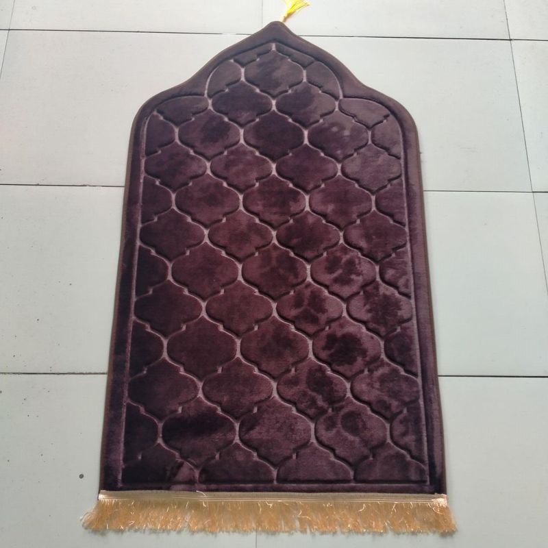 Islamic Prayer Rug Mat For Muslim Worship Flannel Prayer Mat With Tassel Embossed Dirt Resistant And Easy To Care Mat Source_voghion.com