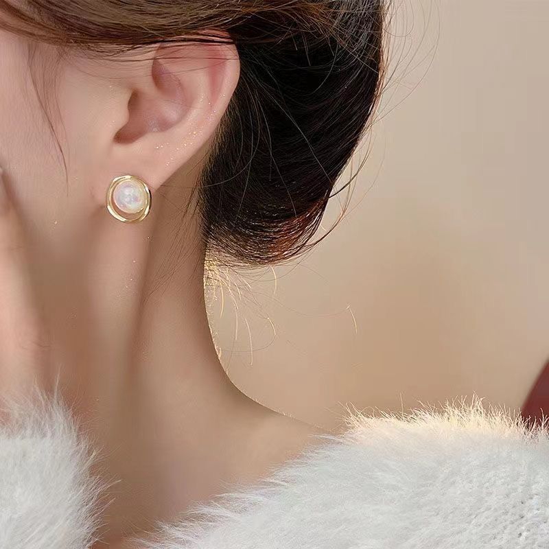 Retro parel oorbellen voor vrouwen in 2025, een nieuw populair model, prachtige en kleine temperament oorbellen, hoogwaardige veelzijdige oorbellen voor vrouwen_voghion.com