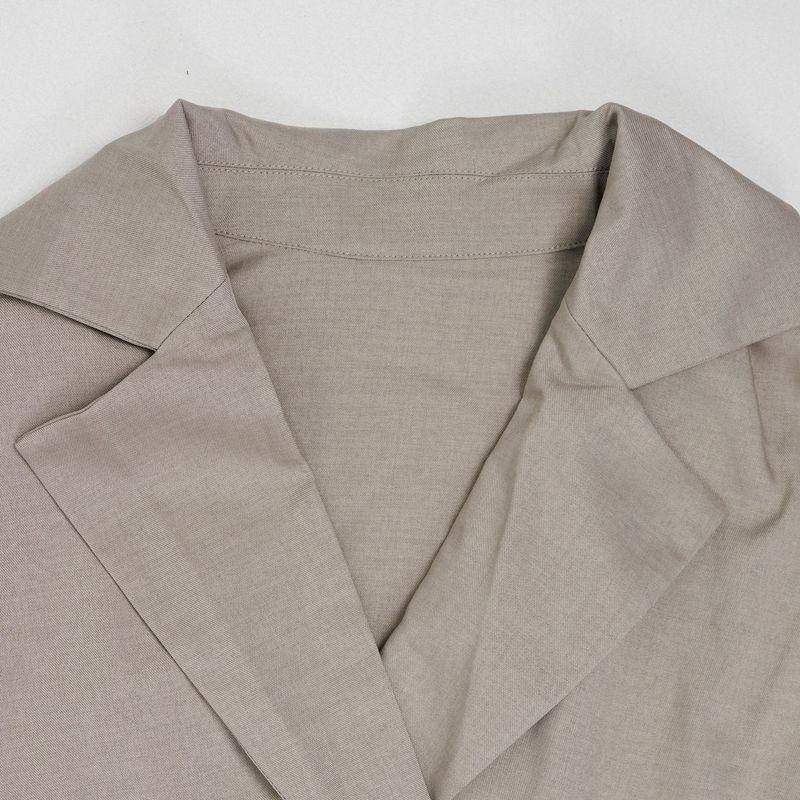 Completo da donna per il pendolarismo: camicetta con ampio risvolto e pantaloni con maniche a pieghe_voghion.com