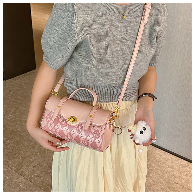 Niche Design Die in diesem Jahr beliebte Unterarmtasche Damen 2023 Sommer Neue tragbare karierte One-Shoulder Messenger kleine quadratische Tasche_voghion.com