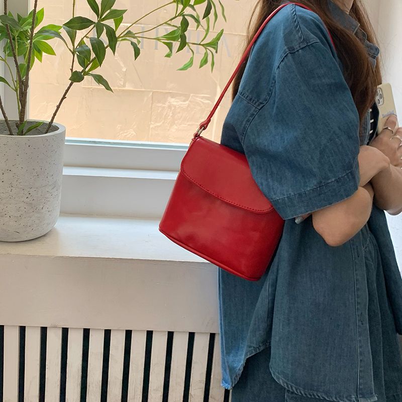 Sac seau à bandoulière à une épaule rouge pour femmes coréennes 2024, texture Instagram, nouveau design polyvalent et de niche_voghion.com