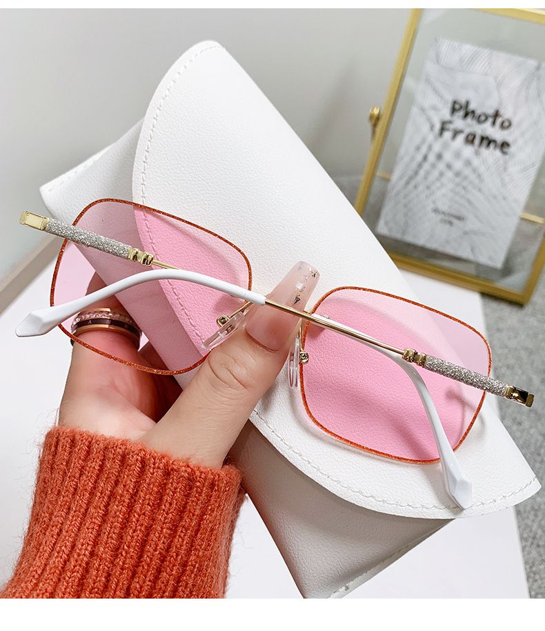 Damen-Sonnenbrille, quadratischer Rahmen mit Zubehör, Glitzer, INS-Stil, Mode, High-End-Sinn, Sonnenbrille im gleichen Stil für Männer und Frauen_voghion.com