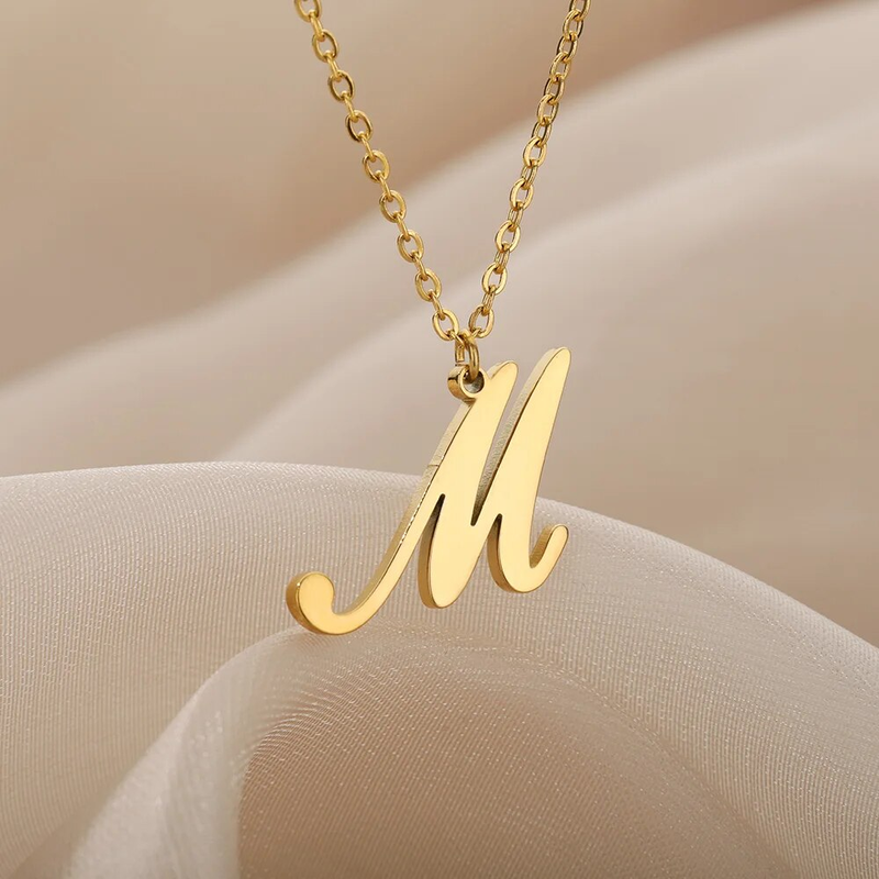 2025 Nieuwe aankomsten Dainty Letter kettingen voor vrouwen Goudkleurige minimalistische roestvrijstalen initial ketting Femme bruiloft sieraden cadeau_voghion.com